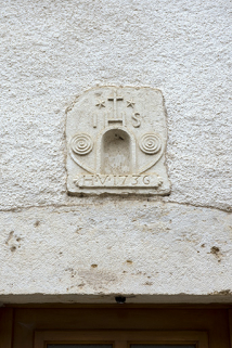 Ferme-bloc, 8 rue de la Garenne : niche en réemploi (?) portant la date 1736 et IHS au-dessus de la porte d'entrée. © Région Bourgogne-Franche-Comté, Inventaire du patrimoine
