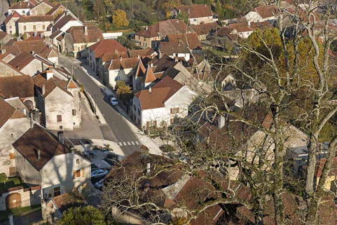 Vue partielle du village : rue de la Dame Blanche, en direction de Port-sur-Saône, depuis le château. © Région Bourgogne-Franche-Comté, Inventaire du patrimoine Vue partielle du village : rue de la Dame Blanche, en direction de Port-sur-Saône, depuis le château. © Région Bourgogne-Franche-Comté, Inventaire du patrimoine