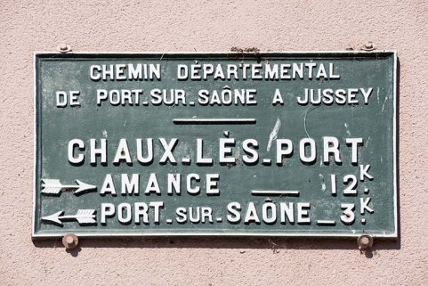 Plaque de signalisation directionnelle. © Région Bourgogne-Franche-Comté, Inventaire du patrimoine