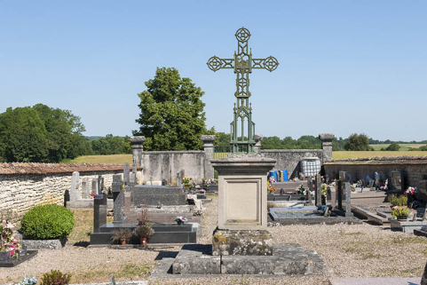 Croix au milieu du cimetière. © Région Bourgogne-Franche-Comté, Inventaire du patrimoine