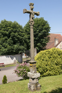 Croix sculptée, vestige de l'ancien cimetière © Région Bourgogne-Franche-Comté, Inventaire du patrimoine