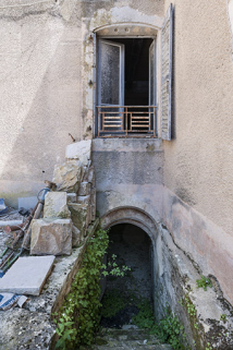 Escalier dans la cour d'accès à la cave. © Région Bourgogne-Franche-Comté, Inventaire du patrimoine