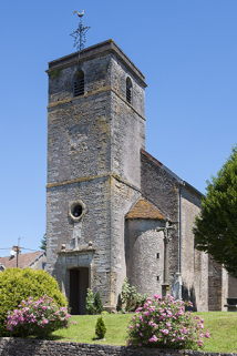 Vue de la façade principale, le clocher porcher, la tourelle d'angle et l'ancien cimetière © Région Bourgogne-Franche-Comté, Inventaire du patrimoine