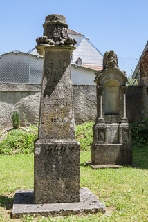 Deux tombes, vestiges de l'ancien cimetière © Région Bourgogne-Franche-Comté, Inventaire du patrimoine
