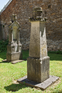 Deux tombes, vestiges de l'ancien cimetière © Région Bourgogne-Franche-Comté, Inventaire du patrimoine
