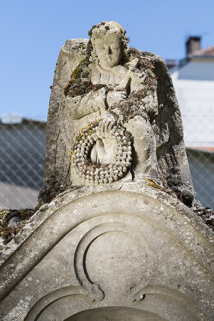 Détail de l'ange ailé au sommet de l'une des tombes de l'ancien cimetière © Région Bourgogne-Franche-Comté, Inventaire du patrimoine