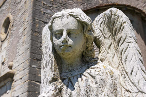 Détail du visage de l'ange sculpté, tombe de l'ancien cimetière © Région Bourgogne-Franche-Comté, Inventaire du patrimoine