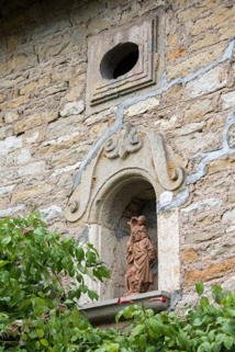 Détail de la niche en façade et de son décor © Région Bourgogne-Franche-Comté, Inventaire du patrimoine Détail de la niche en façade et de son décor © Région Bourgogne-Franche-Comté, Inventaire du patrimoine