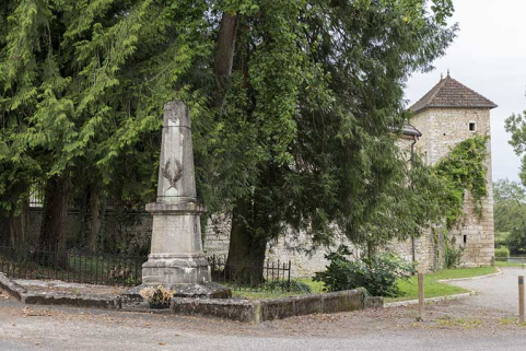 Monument aux morts, à la jonction du château, du pont et de la Grande rue © Région Bourgogne-Franche-Comté, Inventaire du patrimoine Monument aux morts, à la jonction du château, du pont et de la Grande rue © Région Bourgogne-Franche-Comté, Inventaire du patrimoine
