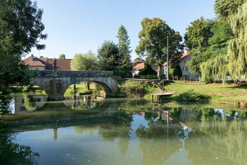 Vue d'ensemble du pont et de la statue de dos © Région Bourgogne-Franche-Comté, Inventaire du patrimoine Vue d'ensemble du pont et de la statue de dos © Région Bourgogne-Franche-Comté, Inventaire du patrimoine