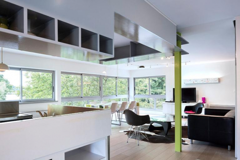 Vue de la cuisine, de la pièce à vivre et des fenêtres en bandeau de la façade Ouest © Région Bourgogne-Franche-Comté, Inventaire du patrimoine