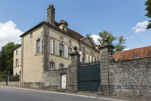 La façade antérieure vue de trois-quart de la rue, du sud. © Région Bourgogne-Franche-Comté, Inventaire du patrimoine