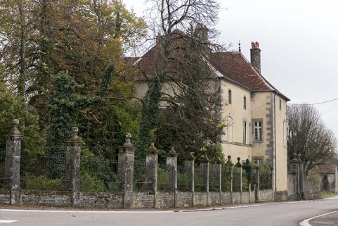 La façade sur rue et le parc vus du nord-ouest. © Région Bourgogne-Franche-Comté, Inventaire du patrimoine