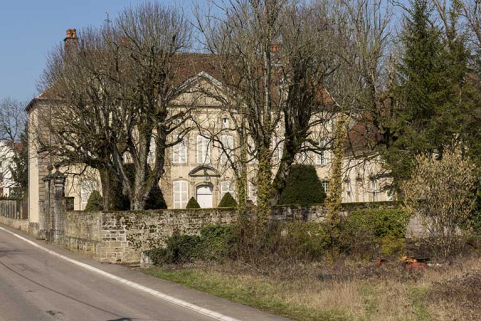 La façade antérieure et le parc vus de la rue, au sud-est. © Région Bourgogne-Franche-Comté, Inventaire du patrimoine