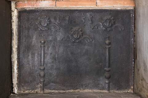 Rez-de-chaussée : deuxième pièce à gauche de l'entrée, dans l'angle sud. Plaque de cheminée. (1731) © Région Bourgogne-Franche-Comté, Inventaire du patrimoine