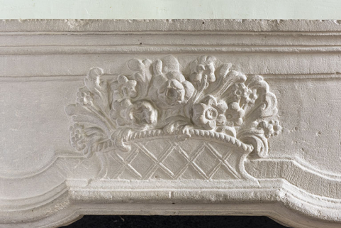 A l'étage : première pièce à droite depuis l'escalier. Détail du manteau de cheminée. © Région Bourgogne-Franche-Comté, Inventaire du patrimoine