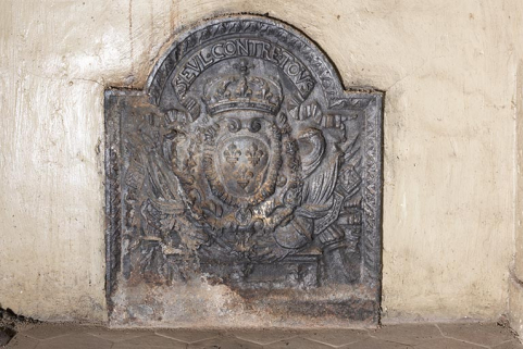A l'étage : seconde pièce à droite depuis l'escalier. Plaque de cheminée. "Seul contre tous." © Région Bourgogne-Franche-Comté, Inventaire du patrimoine