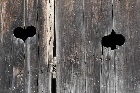 Détail de porte de grange d'une ferme chemin de Seroux. Décor en motif de coeur. © Région Bourgogne-Franche-Comté, Inventaire du patrimoine