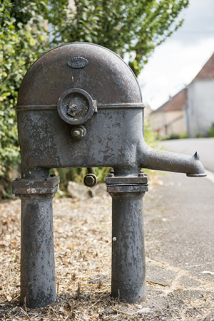 Borne fontaine 3 rue des Marronniers : vue du nord-ouest. © Région Bourgogne-Franche-Comté, Inventaire du patrimoine