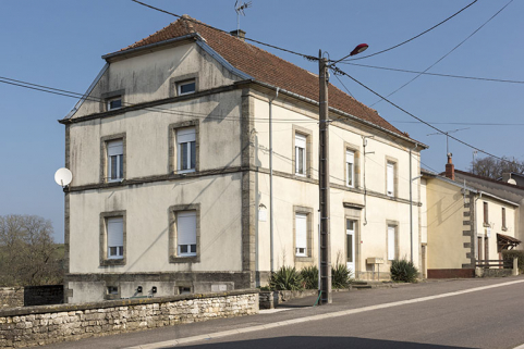 Maison d'école. Vue de trois-quart sud-ouest.  © Région Bourgogne-Franche-Comté, Inventaire du patrimoine