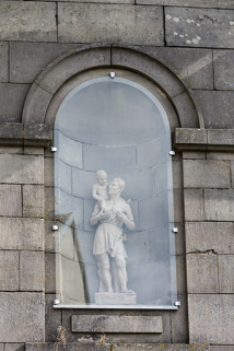 Sculpture dans la niche gauche de la façade : Saint Christophe. © Région Bourgogne-Franche-Comté, Inventaire du patrimoine