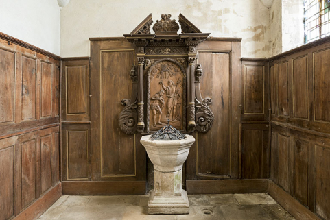 Fonts baptismaux et lambris de demi-revêtement : vue de face. © Région Bourgogne-Franche-Comté, Inventaire du patrimoine
