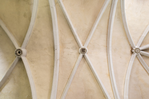 Vue de détail de la voûte en ogive et clés sculptées. © Région Bourgogne-Franche-Comté, Inventaire du patrimoine