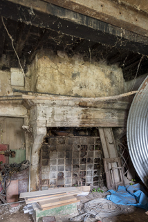 Cheminée adossée, au rez-de-chaussée de l'ancien logis.  © Région Bourgogne-Franche-Comté, Inventaire du patrimoine