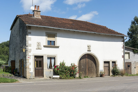 Ferme au 10 rue du Moulin : façade antérieure ornée de deux sculptures religieuses.  © Région Bourgogne-Franche-Comté, Inventaire du patrimoine
