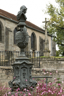 Fontaine du centre et église : vue d'ensemble depuis le sud.  © Région Bourgogne-Franche-Comté, Inventaire du patrimoine