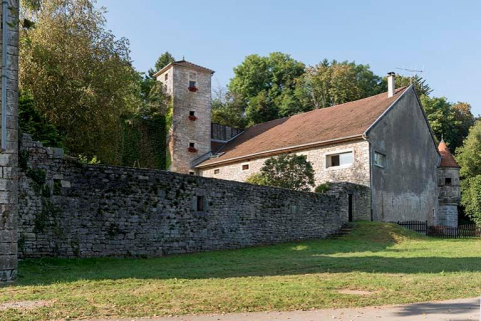 Vue des bâtiments de l'ancienne écurie du château et du mur d'enceinte de la basse-cour © Région Bourgogne-Franche-Comté, Inventaire du patrimoine Vue des bâtiments de l'ancienne écurie du château et du mur d'enceinte de la basse-cour © Région Bourgogne-Franche-Comté, Inventaire du patrimoine
