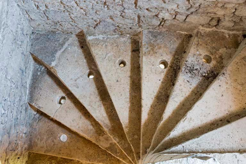 Vue de l'escalier intérieur de la tour sur le mur d'enceinte entre les deux cours, détail de l'emmarchement menant au pigeonnier © Région Bourgogne-Franche-Comté, Inventaire du patrimoine Vue de l'escalier intérieur de la tour sur le mur d'enceinte entre les deux cours, détail de l'emmarchement menant au pigeonnier © Région Bourgogne-Franche-Comté, Inventaire du patrimoine