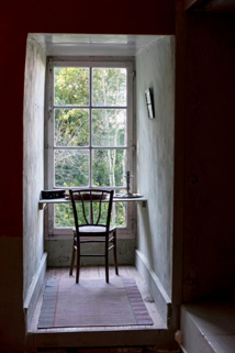 Chambre à l'étage du donjon du château, bureau aménagé dans l'épaisseur du mur. © Région Bourgogne-Franche-Comté, Inventaire du patrimoine Chambre à l'étage du donjon du château, bureau aménagé dans l'épaisseur du mur. © Région Bourgogne-Franche-Comté, Inventaire du patrimoine