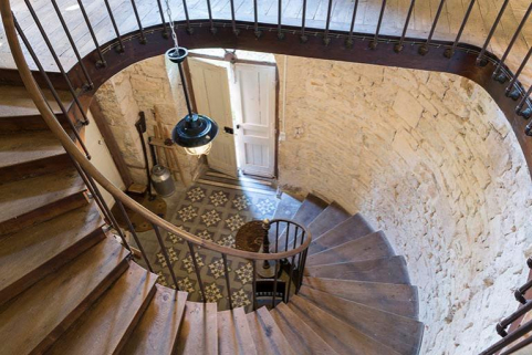 Escalier au rez-de-chaussée du logis central du château. © Région Bourgogne-Franche-Comté, Inventaire du patrimoine Escalier au rez-de-chaussée du logis central du château. © Région Bourgogne-Franche-Comté, Inventaire du patrimoine