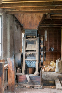 Broyeur et sa trémie situés au premier étage © Région Bourgogne-Franche-Comté, Inventaire du patrimoine Broyeur et sa trémie situés au premier étage © Région Bourgogne-Franche-Comté, Inventaire du patrimoine