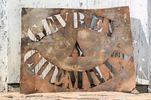 Pochoir pour marquer les sacs au nom du propriétaire © Région Bourgogne-Franche-Comté, Inventaire du patrimoine Pochoir pour marquer les sacs au nom du propriétaire © Région Bourgogne-Franche-Comté, Inventaire du patrimoine