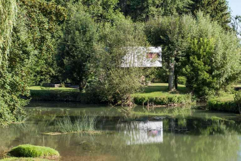 Vue d'ensemble de la villa dans son environnement insulaire © Région Bourgogne-Franche-Comté, Inventaire du patrimoine