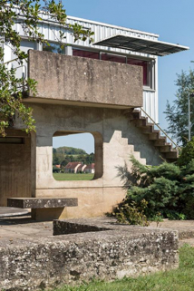 Façade ouest, et vue sur l'ancien moulin à travers l'ouverture dans le mur de l'escalier © Région Bourgogne-Franche-Comté, Inventaire du patrimoine