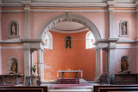 Choeur de l'église, arc en plein cintre retombant sur deux paires de colonnes doubles. © Région Bourgogne-Franche-Comté, Inventaire du patrimoine