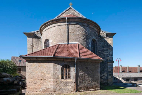 Le choeur et la sacristie de l'église, côté Nord. A droite, la façade Nord de l'école communale. © Région Bourgogne-Franche-Comté, Inventaire du patrimoine