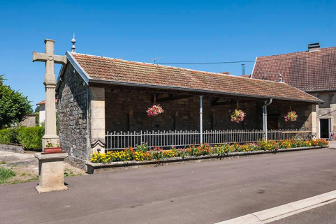 Lavoir communal construit en 1910, calvaire, le long de la route de Fouchécourt. © Région Bourgogne-Franche-Comté, Inventaire du patrimoine