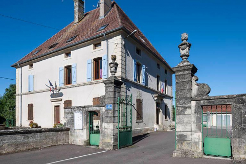 Mairie et son portail d'entrée, le décor et les murs de cloture hérités de la maison Malapert. © Région Bourgogne-Franche-Comté, Inventaire du patrimoine