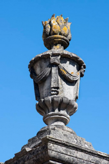 Détail d'un pot-à-feu décorant le mur de clôture de la mairie. © Région Bourgogne-Franche-Comté, Inventaire du patrimoine