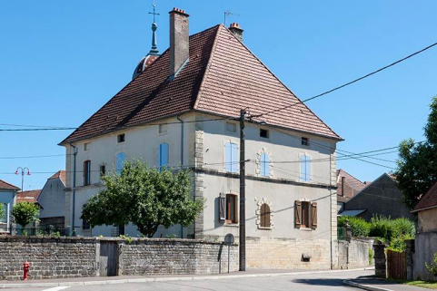 La maison Malapert, aujourd'hui la mairie, et son jardin, angle Sud-Ouest. © Région Bourgogne-Franche-Comté, Inventaire du patrimoine