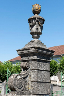 Détail du pilier du portail d'entrée de la mairie. Pot-à-feu et enroulement en volute décoratifs. © Région Bourgogne-Franche-Comté, Inventaire du patrimoine