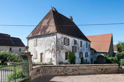 Vue de la demeure depuis l'avant-cour de la mairie. © Région Bourgogne-Franche-Comté, Inventaire du patrimoine