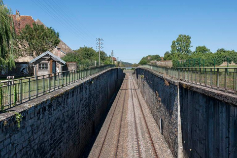La ligne de chemin de fer Paris-Bâle qui traverse le village, la distillerie sur la gauche. © Région Bourgogne-Franche-Comté, Inventaire du patrimoine