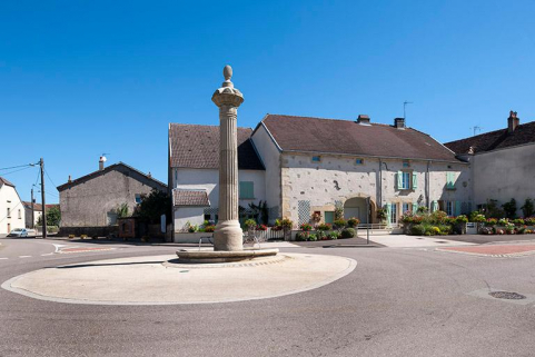 Fontaine-colonne située au centre de la place de la Résistance © Région Bourgogne-Franche-Comté, Inventaire du patrimoine