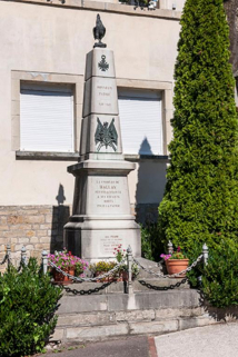 Monument aux morts de la Première guerre mondiale, devant la maison commune, place de la Résistance. © Région Bourgogne-Franche-Comté, Inventaire du patrimoine