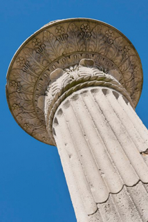 Détail du fut de la colonne et du chapiteau sommital. © Région Bourgogne-Franche-Comté, Inventaire du patrimoine
